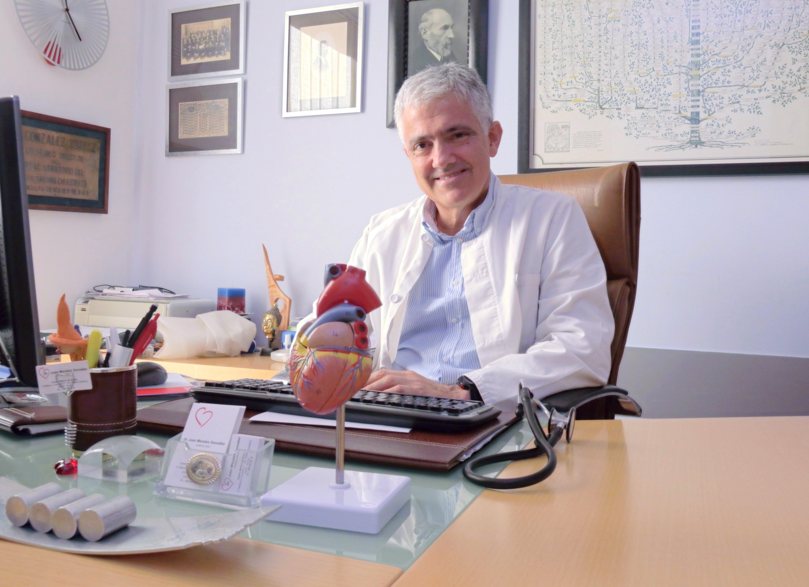 Dr. Juan Morales González en su consulta